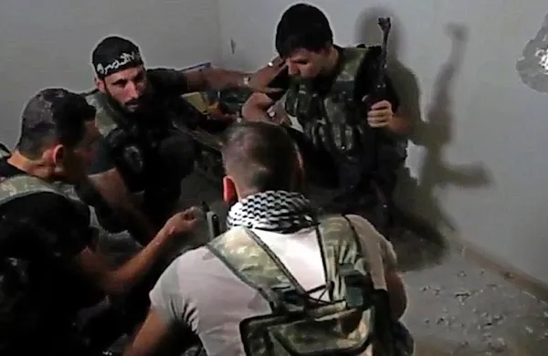Kurdski borci v obmejnem sirskem mestu Kobane so davi uspeli preprečiti poskus pripadnikov Islamske države, da bi napredovali v središče obleganega mesta