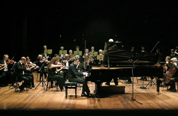  Orkester iz Padove in Veneta s solistom Aleksandrom Gadžijevom je pod vodstvom Antona Nanuta v sklopu festivala Kogojevi dnevi nastopil v Kulturnem centru Lojze Bratuž