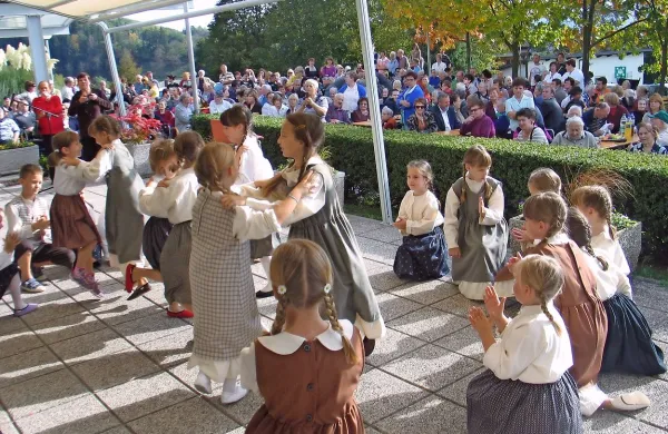 Otroci folklorne skupine OŠ Antona Žnideršiča so ogreli dlani številnim udeležencev srečanja