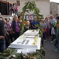 Kostanjeva torta velikanka, ki so jo v pekarni v Postojni spekli v dveh delih, je hitro pošla 