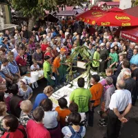 Središče vasi je popoldne napolnilo več kot 100o obiskovalcev iz vse Slovenije