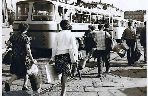 Ob sobotah so Trst preplavili Jugoslovani, oboroženi s številnimi vrečkami