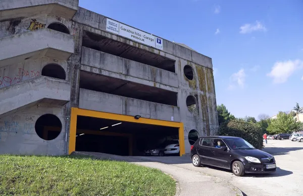 Varnostnik, ki skrbi za dve garaži na Markovcu in tisto v Prisojah, mora obhode opravljati  vsak dan med 22. in 6. uro zjutraj