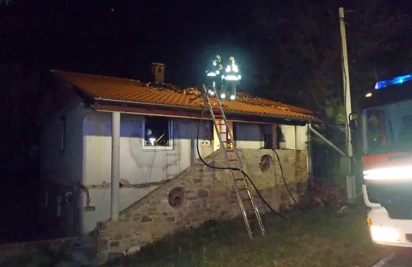 Septembra 2012 je zagorelo v prvem nadstropju hiše v Padni. Za požig so osumili Alojzija G. 