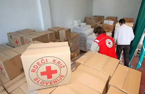 Rdeči križ Slovenije je  začel razdeljevati 12.560 prehranskih paketov