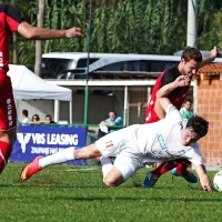 Domači napadalec Luka Vekić (v belem) je načel mrežo gostov iz Veržeja