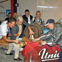 Luka Božič (levo) je moral pokazati mišice in občutek tudi zunaj čolna