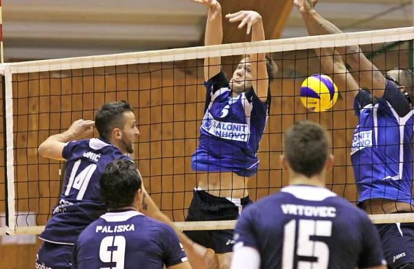 Dalibor Tomić (Go Volley, 14) je zaradi Salonitovega bloka (v njem levo Blaž Marušič, desno Israel Dos Santos) zbral manj točk, kot bi jih sicer