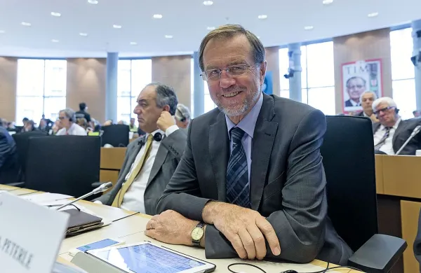   Lojze Peterle  plači evropskega poslanca vsak mesec prišteje do 3499 evrov za delo v več društvih in fundacijah