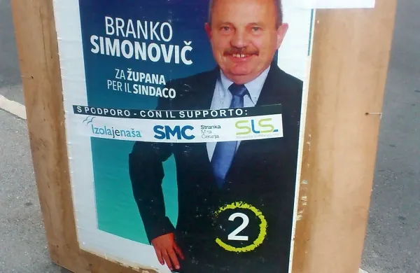 SMC in Gregor Perič v Izoli v drugem krogu županskih volitev podpirata Igorja Kolenca in ne Branka Simonoviča, čeprav so se na plakatih slednjega pojavila drugačna sporočila (desno zgoraj) iz centrale stranke