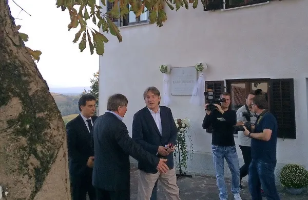 Ob odkritju spominske plošče sta o Radu Simonitiju spregovorila tudi Mitja Bervar (drugi z leve) in skladateljev sin, Vasko Simoniti (tretji z leve)
 
