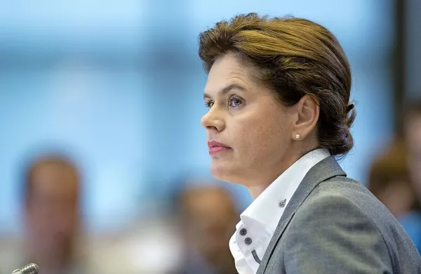 Predsednica ZaAB Alenka Bratušek, ki ji je spodletela kandidatura za evropsko komisarko, je poslansko skupino  obvestila, da ostaja poslanka in da nima drugačnih  načrtov