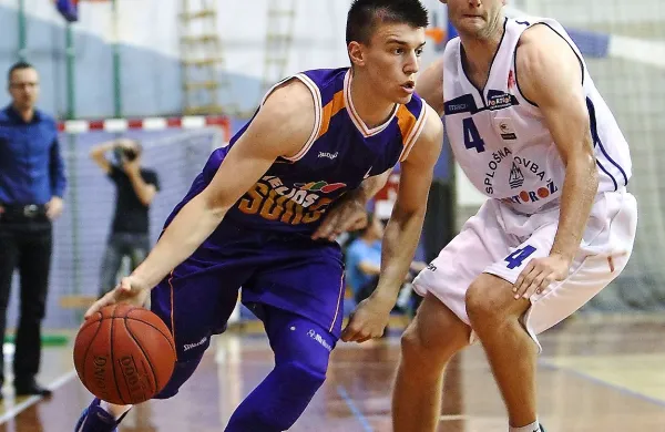 Matic Rebec (z žogo)  v dvoboju z nekdanjim dolgoletnim članom Heliosa Juretom Močnikom