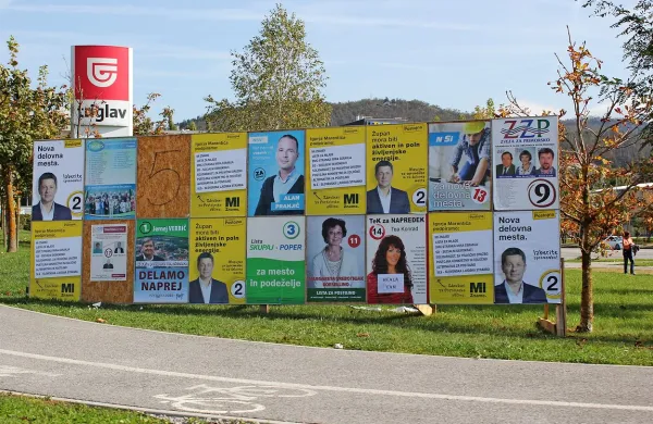 Postojnsko občinsko upravo je zmotilo, da so podporniki Igorja Marentiča svoje plakate prelepili z novimi plakati, s katerimi mu izražajo podporo (na fotografiji),  ker da so s tem prekoračili dovoljeno kvoto Marentičevih plakatov