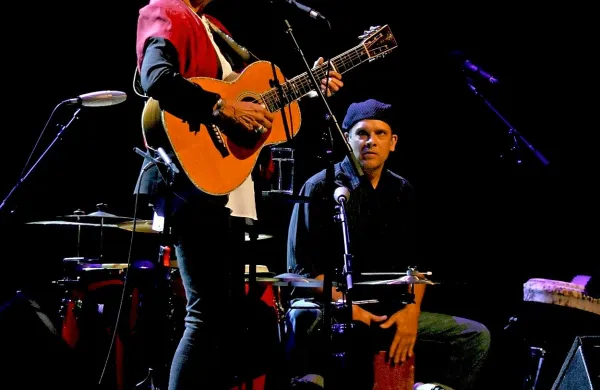Joan Baez je na tolkalih spremljal sin Gabriel Harris