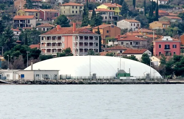  Zunanji  bazen s sladko vodo v Žusterni so tudi letos prekrili z balonom