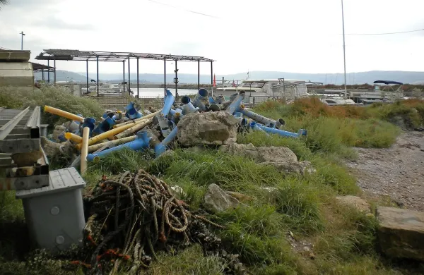 Krajane Seče so zmotili ostanki  nekdanje ribogojnice Ribič Seča, ki so jih konec septembra potegnili na kopno 