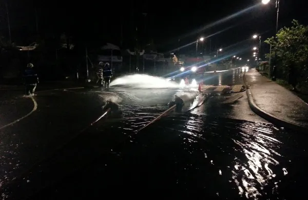 Meteorna voda je poplavila cesto proti (nekdanjemu) Delamarisu