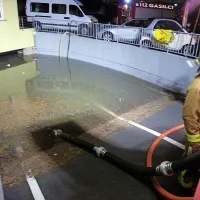 V stanovanjskem objektu v Izoli je voda popolnoma preplavila garažo. Posredovali so izolski gasilci in ekipa podvodne reševalne enote