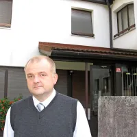 Kavčič pred stavbo, zaradi katere spet kandidira za župana