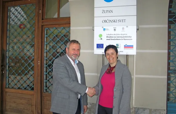 Kristina Valenčič in Emil Rojc v pričakovanju nedeljskih volitev pred občinsko hišo    