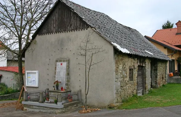 V tem skednju so nemški vojaki, italijanski fašisti in domobranci  18. maja 1944 postrelili  24 fantov in mož ter jih nato (nekatere še žive) zažgali. Zato želijo vaščani stavbo preurediti v spominski prostor.