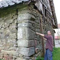 Goran Kinkela ml. kaže, kako so severovzhodni vogal skednja zavezali z žicami, da se ne bi zrušil