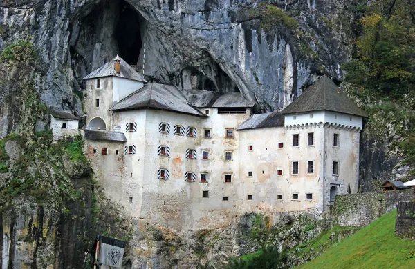 Občina Postojna bi v Predjami uvedla takso, ki bi jo morali zaradi obremenjevanja lokalnega okolja in infrastrukture plačati vsi, ne le “foto stop” turisti. Ali bi bila sploh zakonita, bo presodilo ustavno sodišče. 