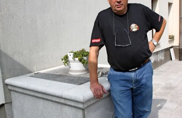 Viljan Vrabec, ki živi na hišni številki  116 b, poudarja: “Župan Davorin Terčon nam pred vsakimi volitvami obljublja vodovod, a ga še sedaj nimamo.”