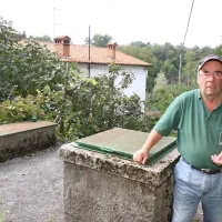 Pavel Štok, ki živi na  hišni številki 117 d, si je moral poleg glavnega zgraditi še rezervni vodnjak, da bi se lahko družina oskrbovala z deževnico  