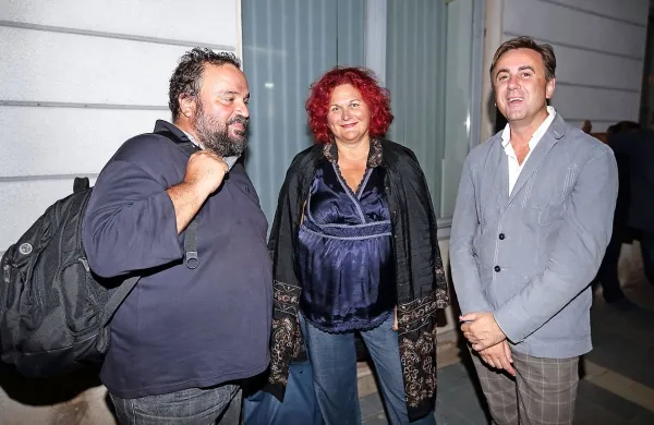 Filmske zgodbe Pirana so seveda vzbudile radovednost tudi pri Pirančanih: (z leve) pisatelj Vanja Pegan, slikarka Fulvia Zudič in Dragan Klarica, organizator v Gledališču Koper