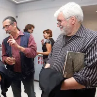 Večer za spomine in anekdote: zadaj (levo) fotograf Lev Predan Kowarski in Nives Marvin iz Obalnih galerij, spredaj pa upokojeni novinar Branko Maksimovič (desno) in Slobodan Simić - Sime, poznavalec in raziskovalec piranske kulturne dediščine.   