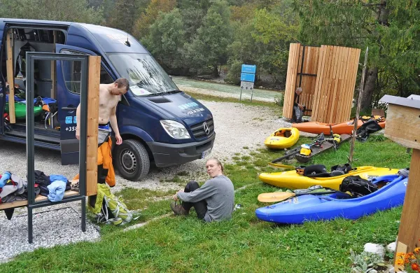 Finci so prišli iz snega v  oktobrsko poletje na kajakaštvo na Soči
