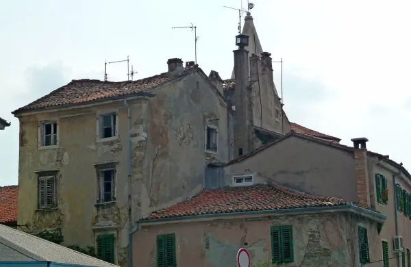 S stavbe na Velikem trgu 3 in Spinčičevi odpadajo omet in  polkna, streha se je  začela udirati. V bližini pa so stanovanja in gostilna.
