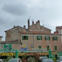 ... stavbe pa se držijo stanovanja in gostilna 