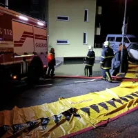 Gasilci so morali  uporabiti  baraže. Garaža je bila polna vode, na suhem je ostal le zgornji del vhoda vanjo. 
