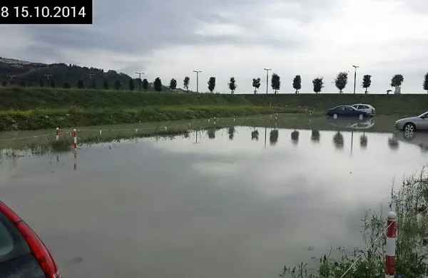 Voda je preplavila tudi  peščeno parkirišče za  koprsko tržnico