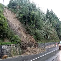 Na cesti med Belvederjem in Strunjanom je na vozišče zdrsnilo nekaj  plazov