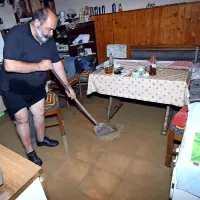    Tako se je Bruno Sluga skušal boriti proti poplavi v svoji hiši
