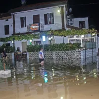 Ponoči je voda v Strunjanu segala do kolen