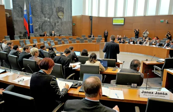 Na mizi Janeza Janše je bil včeraj napis, da gre za političnega zapornika 