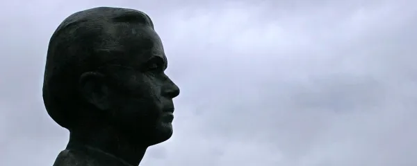 Pesnikova beseda  je zaznamovana z njegovim rojstnim Vrsnim, kraj pa večno s spominom na svojega največjega sina  