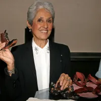 Joan Baez je bila po ponedeljkovem   koncertu utrujena, a so jo  ganila  srečanja s starimi znanci, navdušili novi sandali  in nasmejali prikupni škorenjčki  