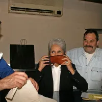 Samir Šakovič (levo) in njegov oče Husein sta Joan Baez izročila dva para sandal, izdelanih posebej zanjo. “Mmmm, kako lepo diši usnje ...” je zavzdihnila  pevka.   