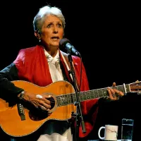 Joan Baez med nastopom v razprodani Gallusovi dvorani Cankarjevega doma 