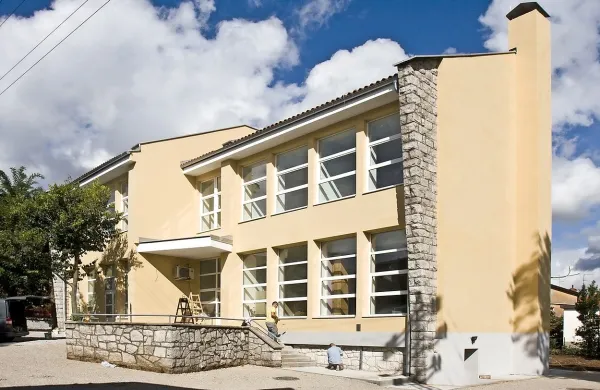Staro divaško šolo je občina delno obnovila z evropskim denarjem, saj bo v njej letalski muzej, sicer pa bo objekt služil potrebam glasbene šole in društev  
