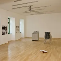 V  sredo  so v stari divaški šoli začeli postavljati stalno razstavo o letalstvu med prvo vojno, na  kateri bodo obiskovalci spoznali Divačo v obdobju med letoma 1900 in 1920 ter  infrastrukturo njenega letališča