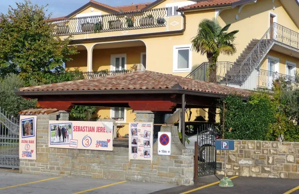 Hiša je v lasti novopečene piranske svetnice stranke Slovenija za vedno. Že 20 let nima ustreznih dovoljenj. To županskega kandidata Sebastjana Jeretiča ne moti.  