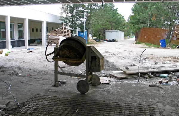 Po stečaju Begrada so na gradbišču nove šole v Ajdovščini ostali  stroji in oprema, delavcev pa ni več. Kdaj bodo prišli novi, še ni moč napovedati. 