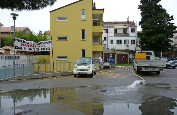 Marvasovi delavci so včeraj prečrpavali vodo v kanalizacijski jašek